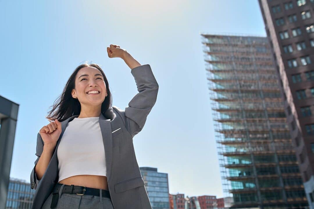 Jovem trabalhadora feliz após conseguir oportunidade de trabalho.