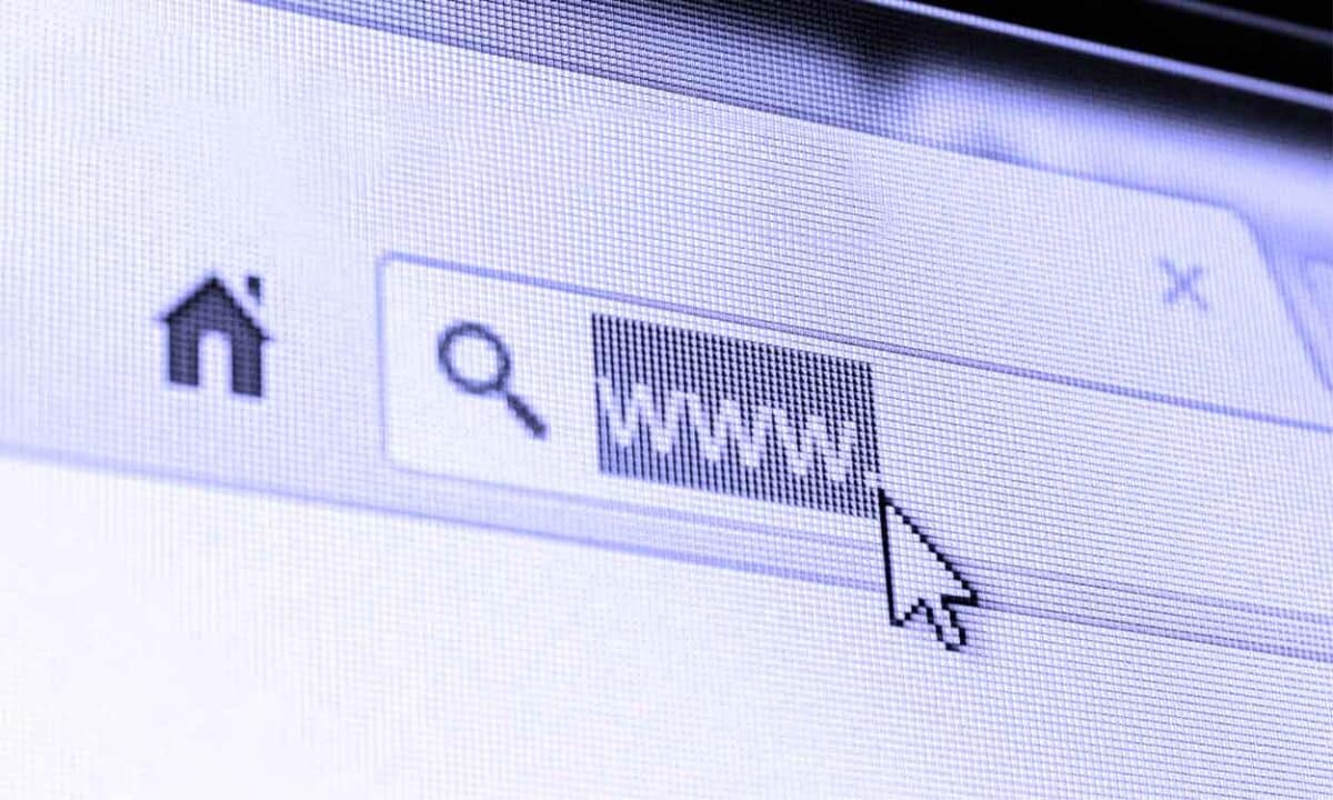 Cursor do computador na barra de pesquisa do navegador da internet.