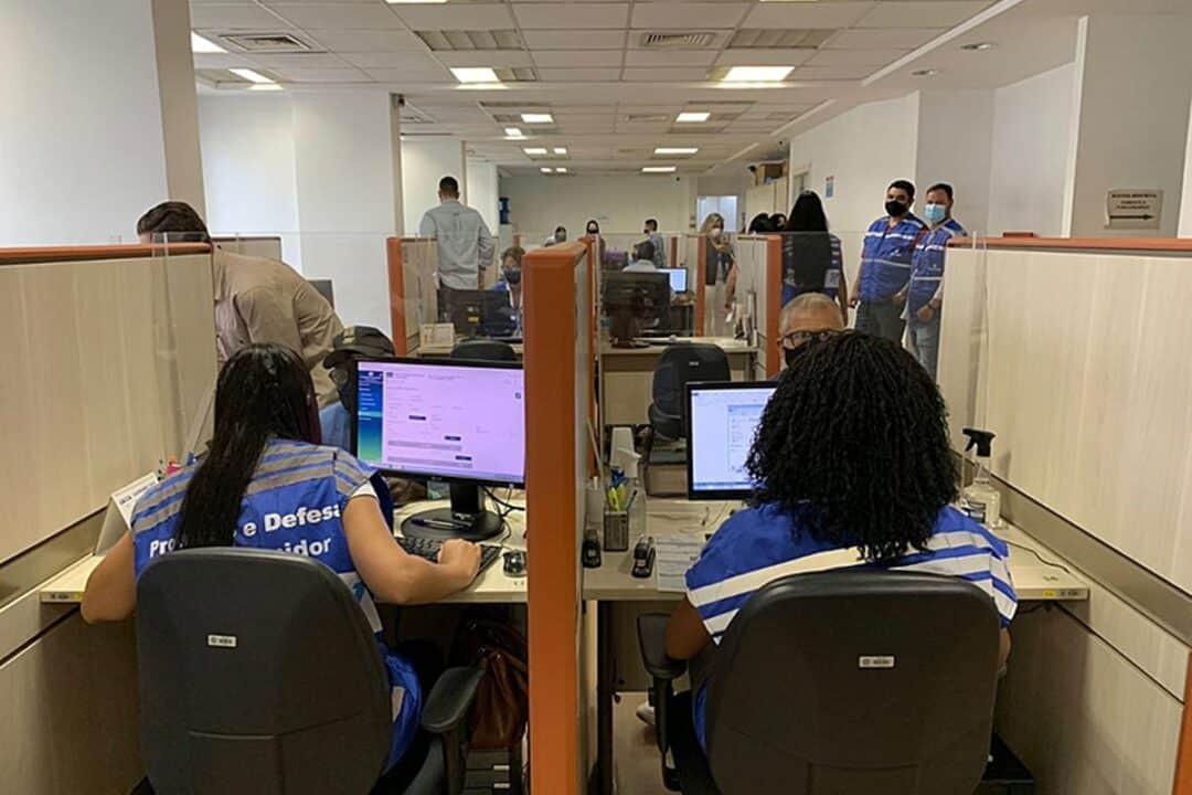Atendentes do mutirão de renegociação de dívidas do Procon.