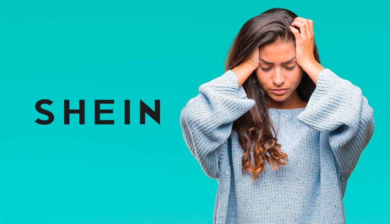 Na imagem, mulher com as mãos na cabeça e expressando preocupação, ao lado dela tem a logo da Shein, atrás dela tem um fundo azul