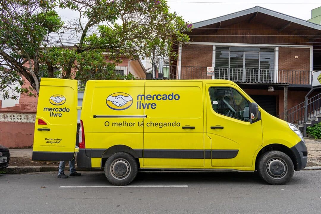 Van do Mercado Livre entrega produtos comprados pela internet.
