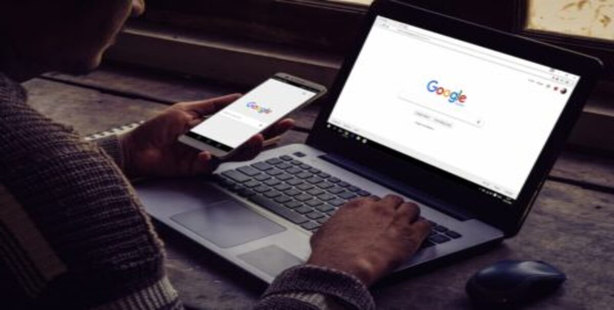 Aplicativo e site do Google abertos em celular e computador respectivamente