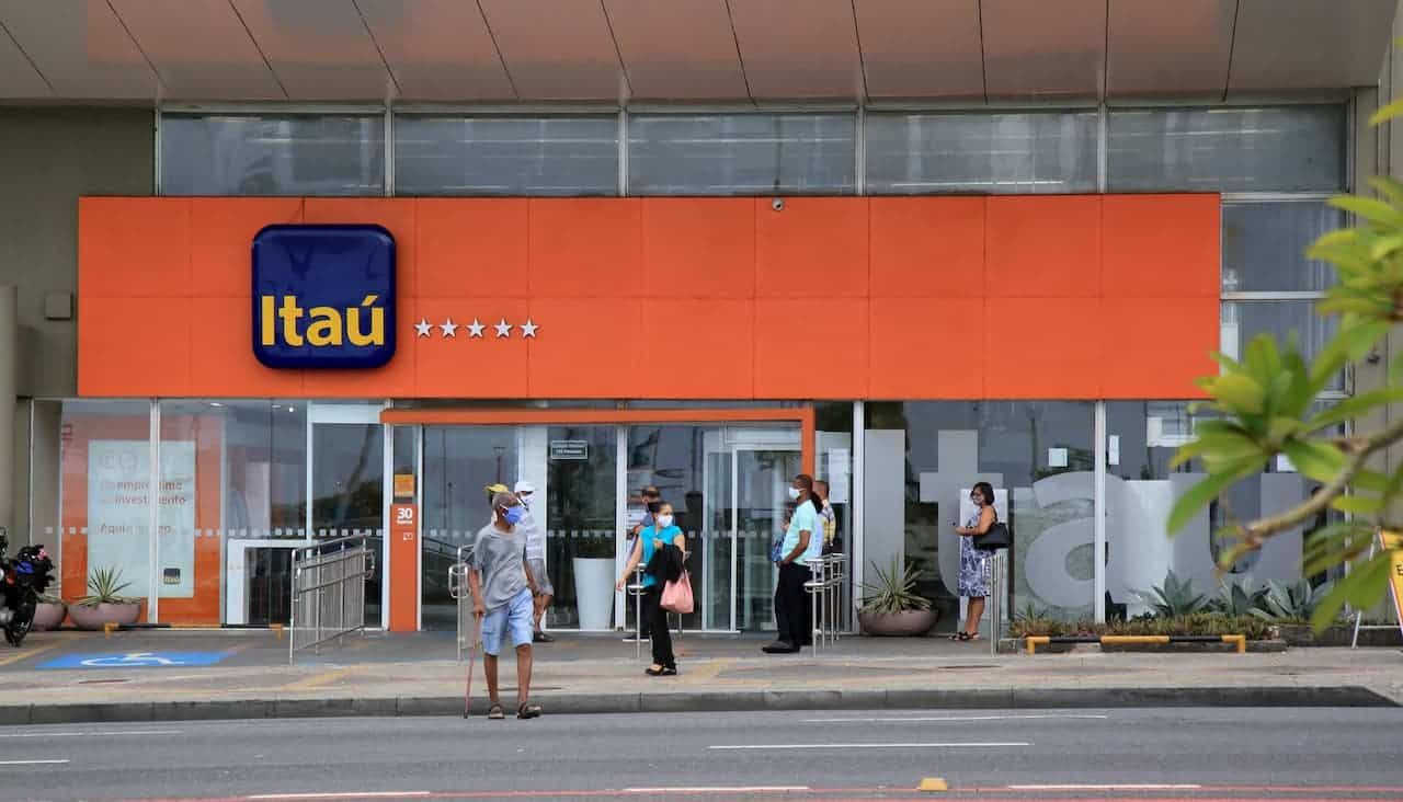 Sindicato acusa o Itaú de demitir funcionários mais velhos