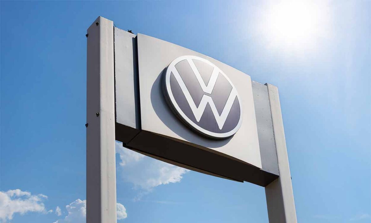 Placa com o logo da Volkswagen