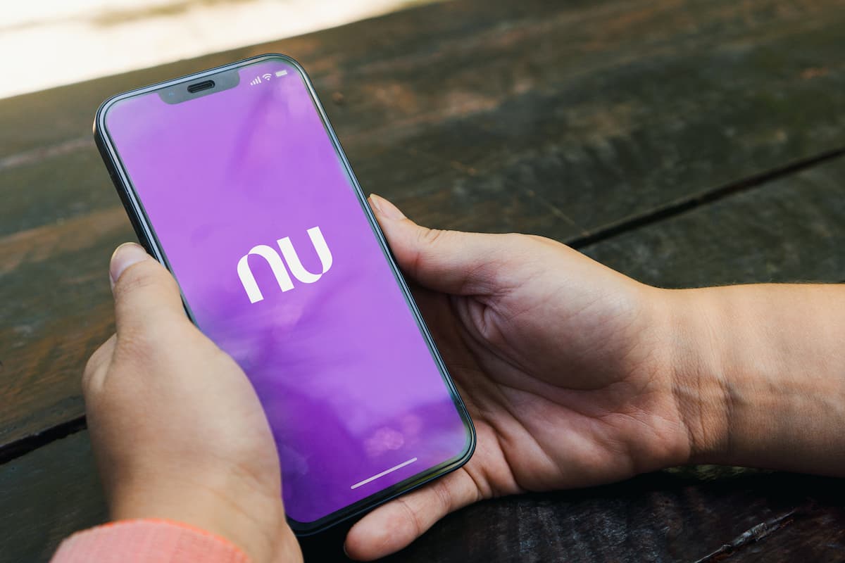 Aplicativo do Nubank em celular nas mãos de cliente