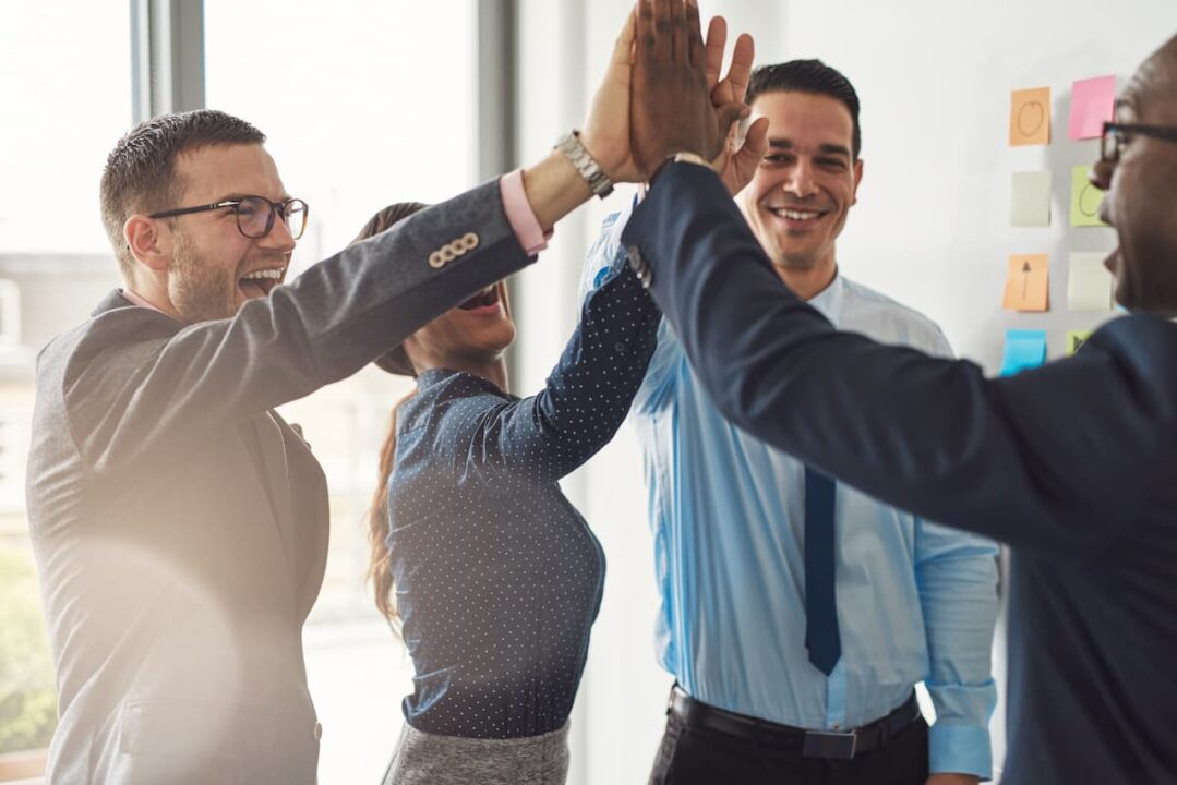 Trabalhadores comemorando em ambiente empresarial