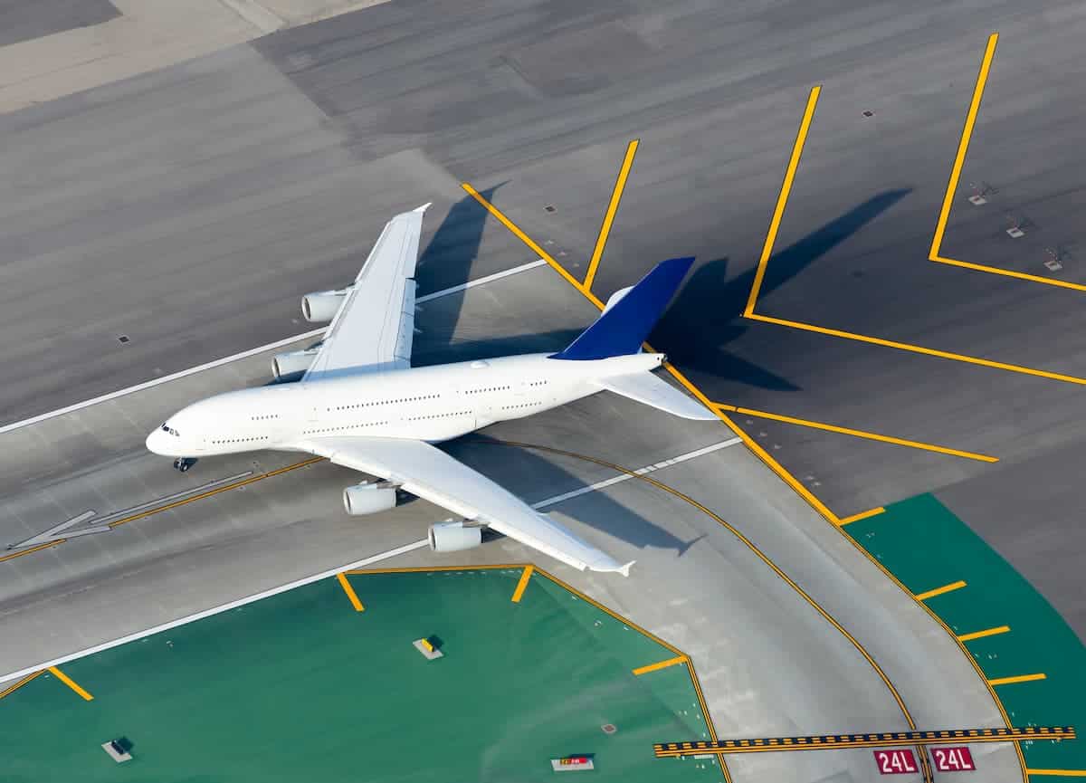 Avião de companhia aérea pousado em pista de decolagem
