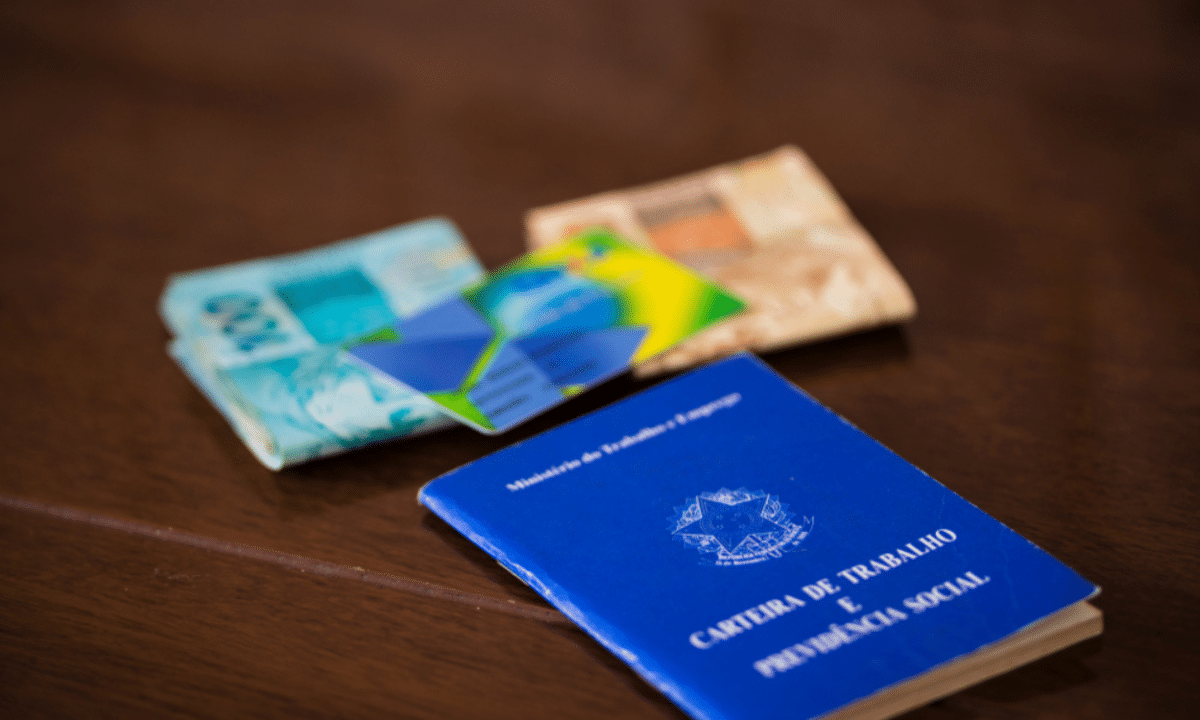 carteira de trabalho, cartão cidadão e dinheiro