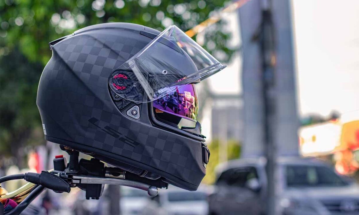 Capacete pendurado na moto