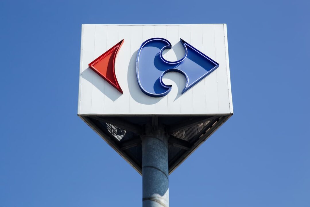Placa com a logo do Carrefour