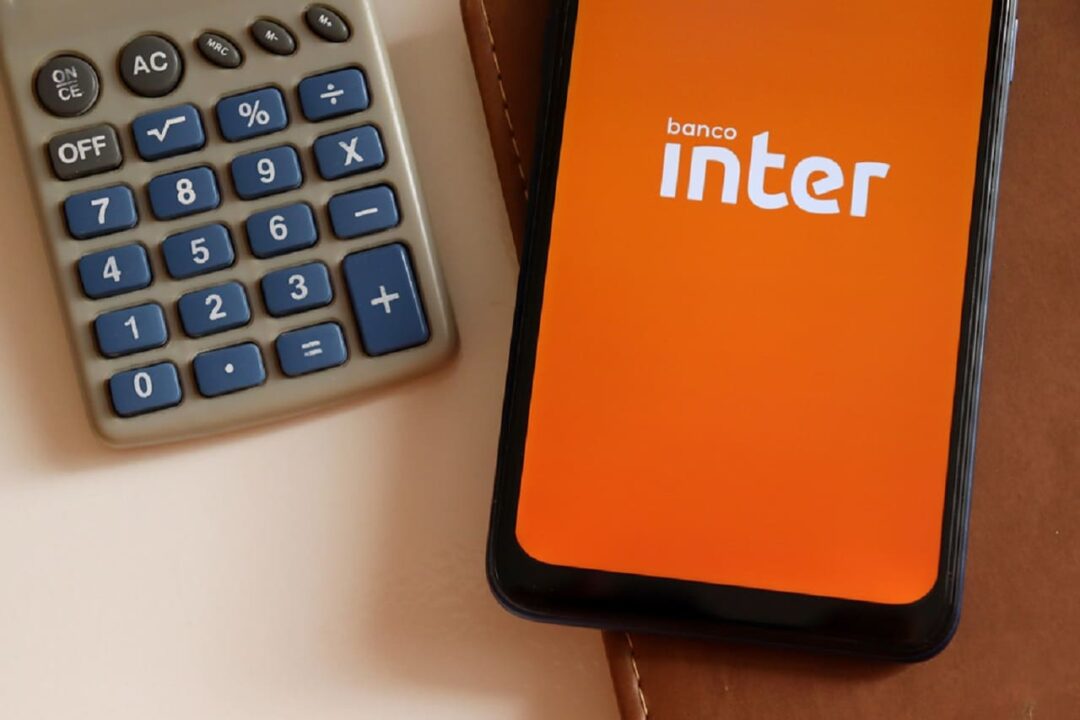 Imagem de um celular com a logo do Banco Inter e uma calculadora