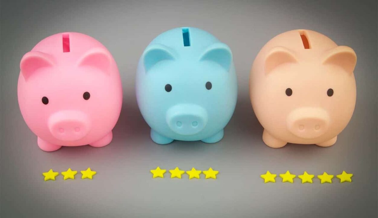 Três cofres em formato de porco, lado a lado, um rosa, um azul e um bege. Eles têm estrelas na sua frente, um tem três, o segundo tem quatro e o último, cinco