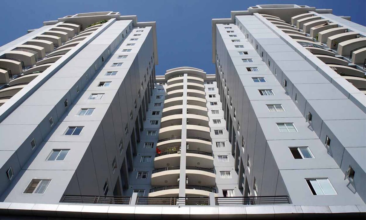 Vista lateral, de baixo pra cima, de um prédio