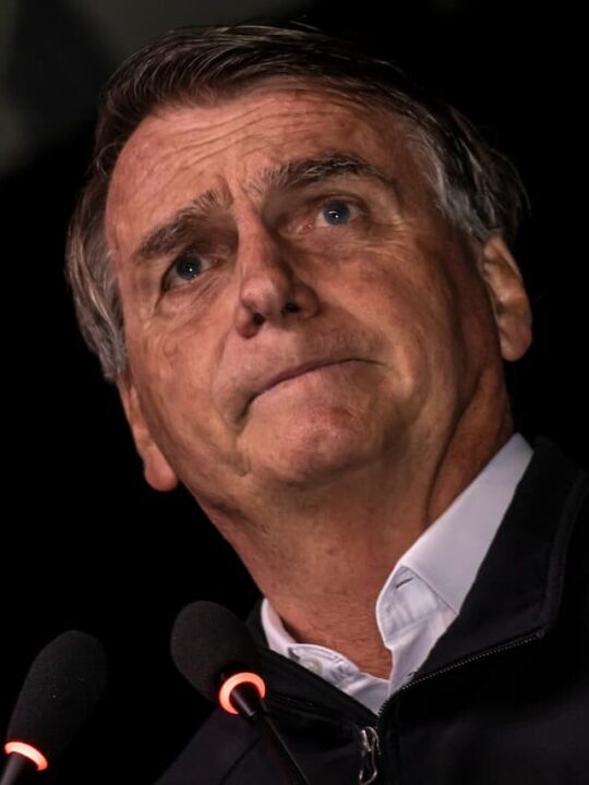 ex-presidente Jair Bolsonaro com expressão de preocupação