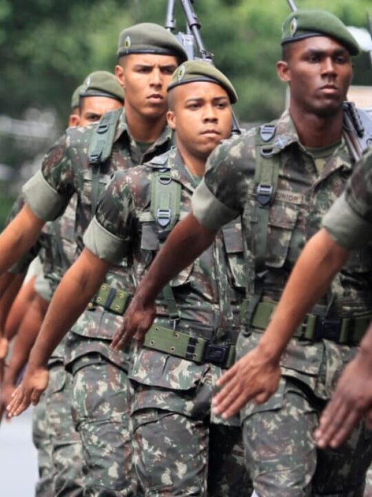 Imagem de soldados militares do Exército marchando
