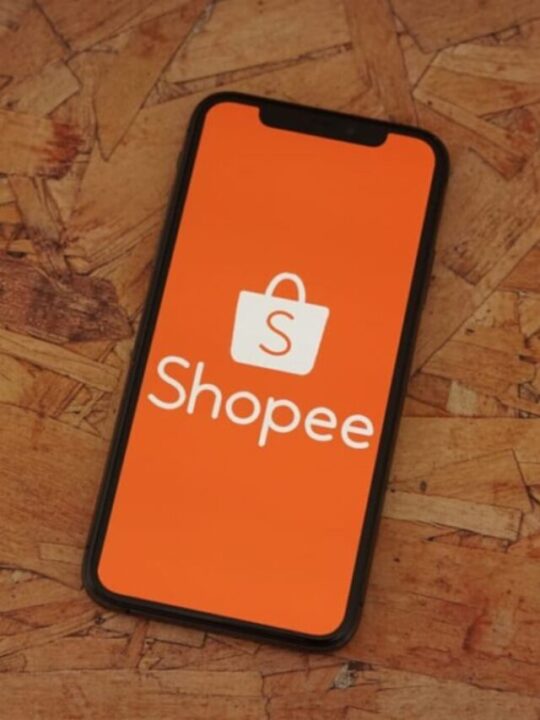 Celular com tela mostrando o aplicativo da Shopee