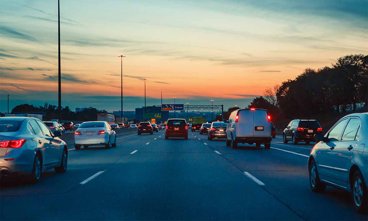 Imagem do trânsito em uma avenida fiscalização