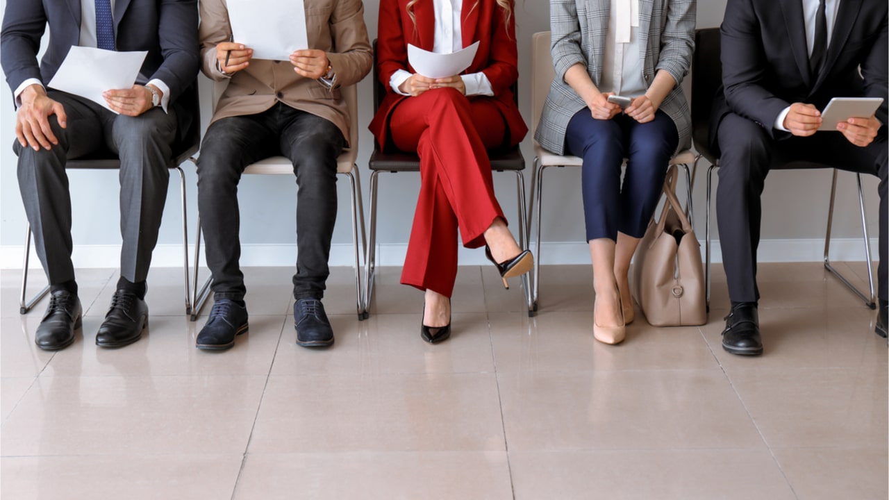 Pessoas sentadas aguardando entrevista de emprego entrevistas