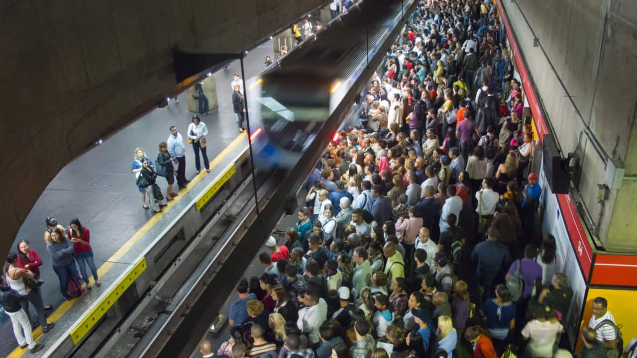 estação de metrô em São Paulo lotada de pessoas
