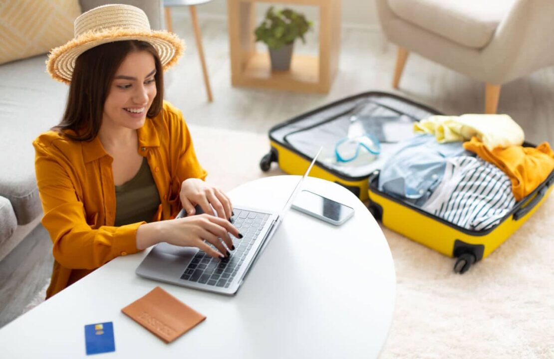 Mulher pesquisando destino para as férias de julho