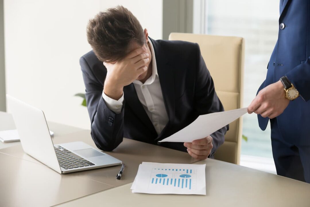 funcionário de escritório recebendo de seu empregador um documento de advertência no trabalho