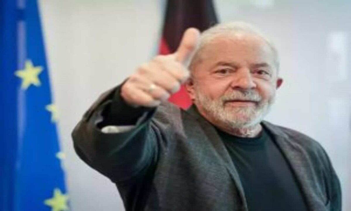 imagem do presidente Lula fazendo gesto de joinha com a mão para a câmera