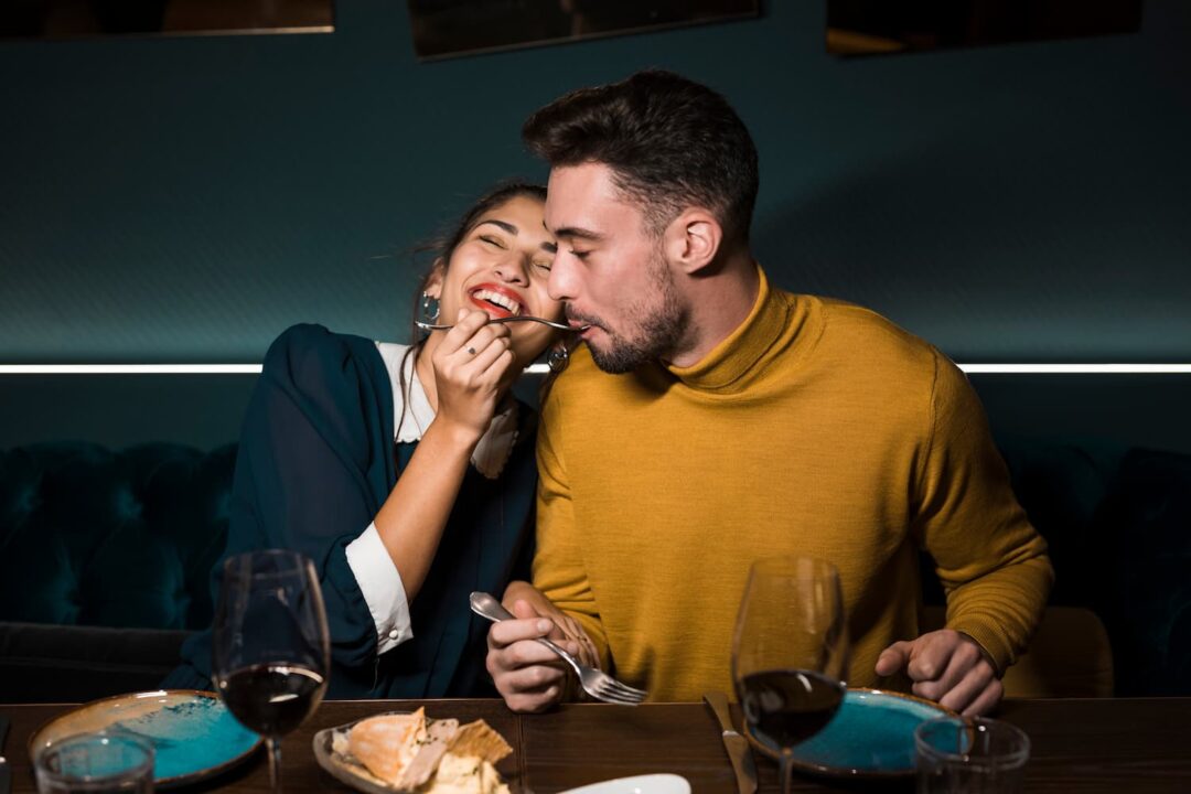 casal jantando