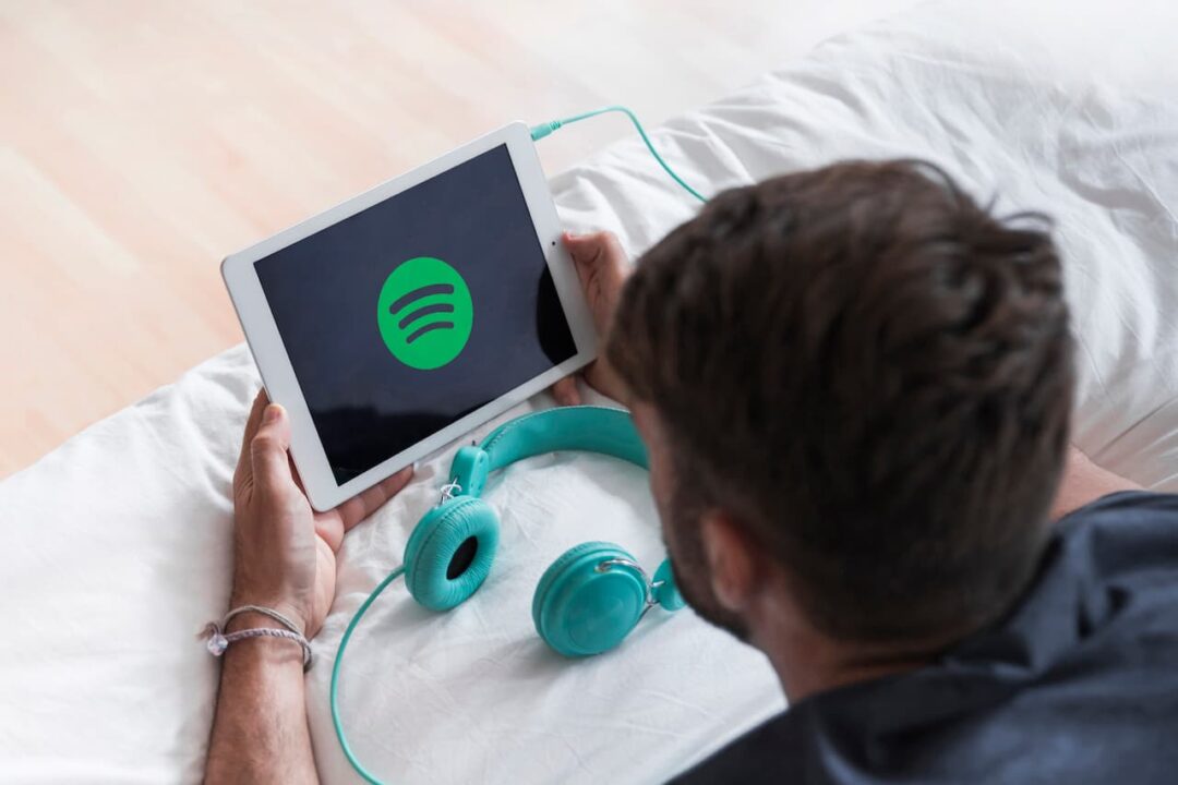 Homem usando Spotify em tablet