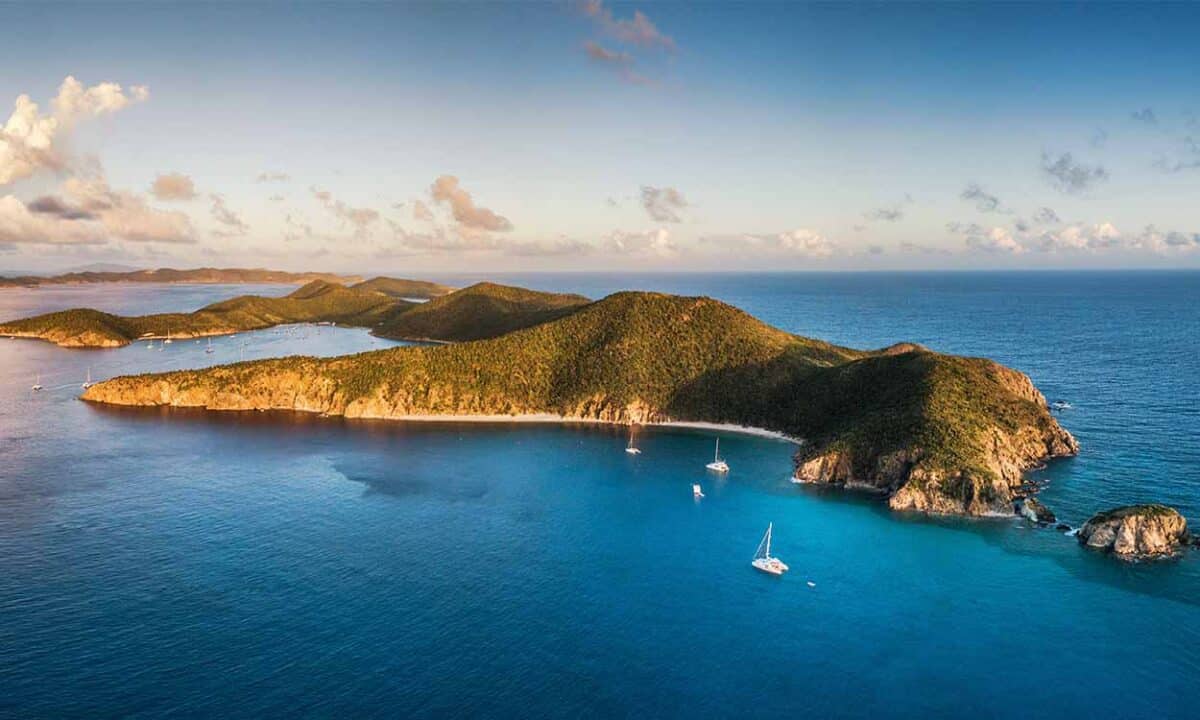 Imagem de uma ilha no meio do mar