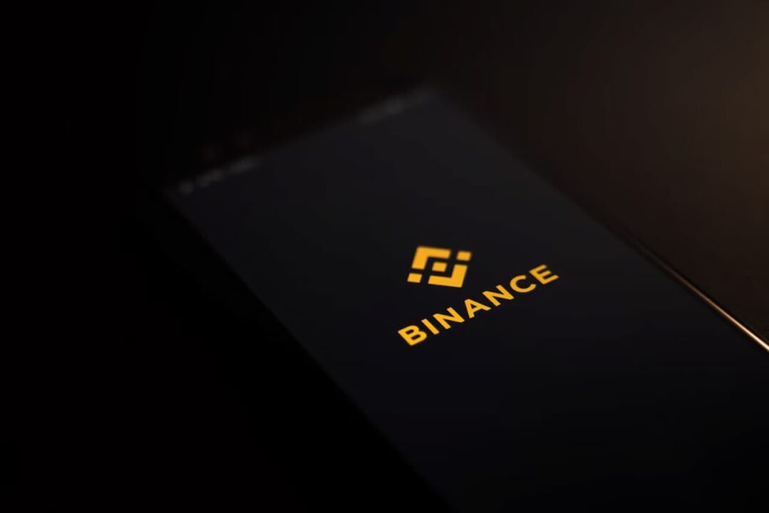 Binance no celular, ambiente escuro