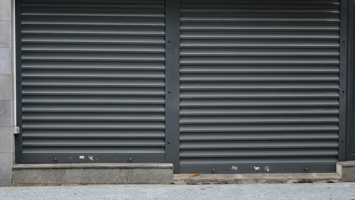 Lojas de centro comercial com portas fechadas