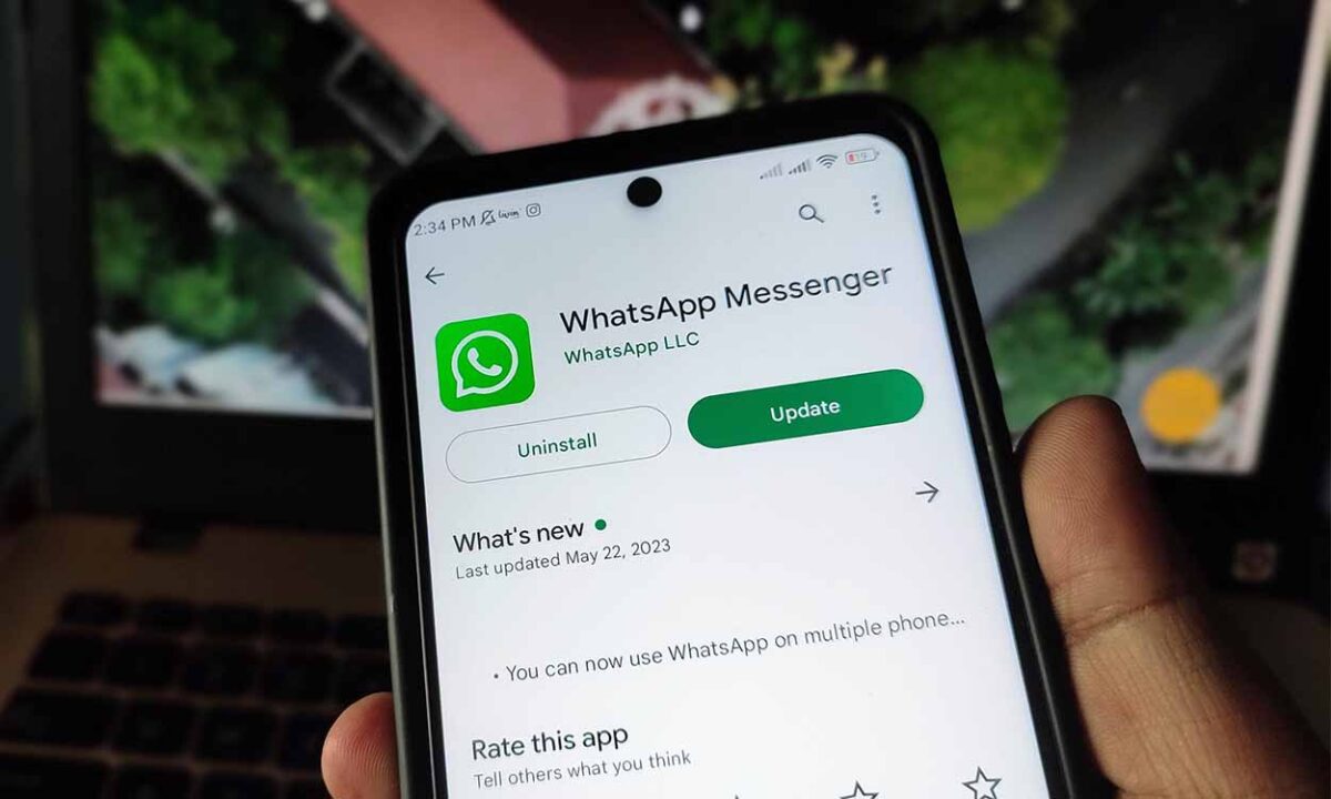 Mão segurando celular, pronto para a instalação do WhatsApp