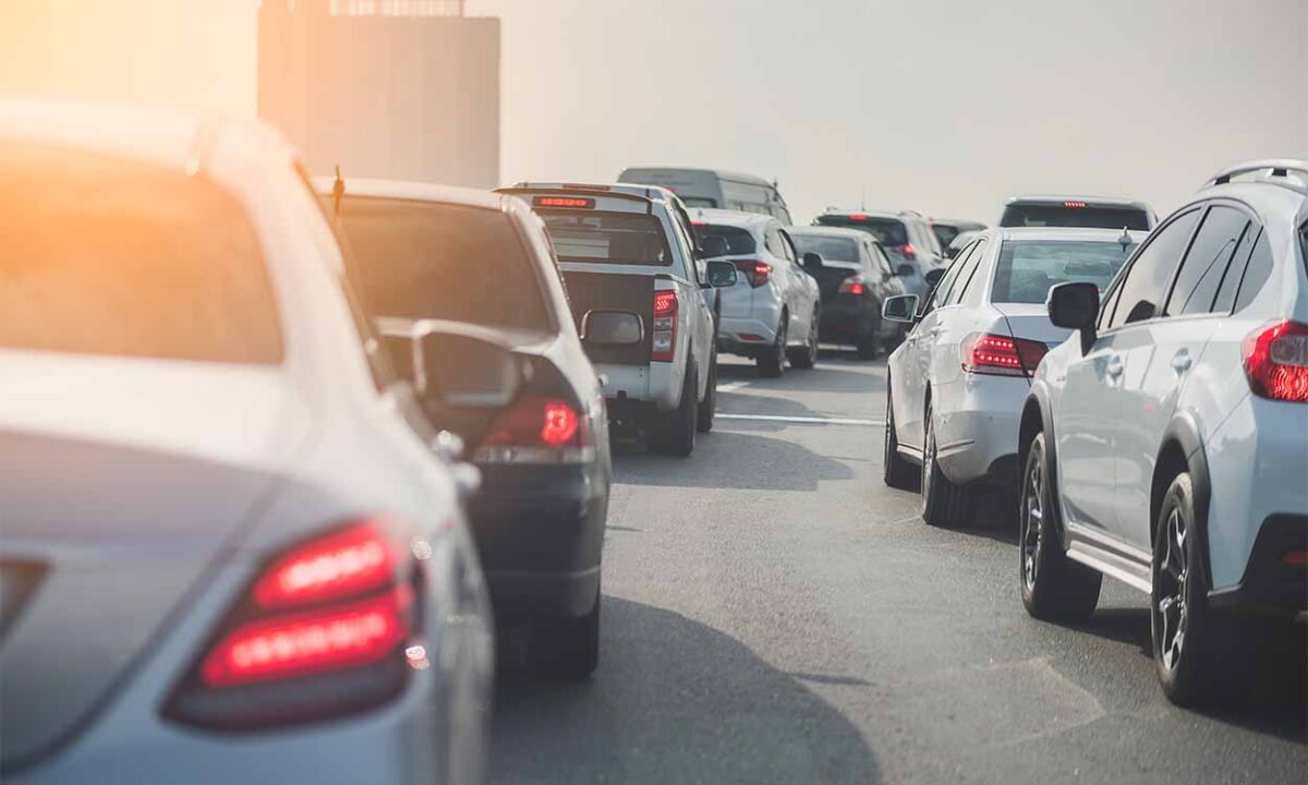 Vários carros populares no trânsito