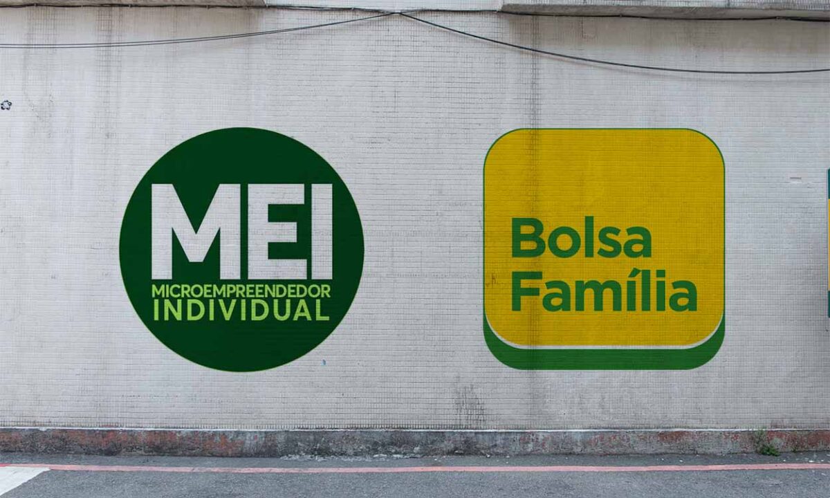 Parede branca com o logo do MEI ao lado esquerdo e do Bolsa Família ao lado direito.