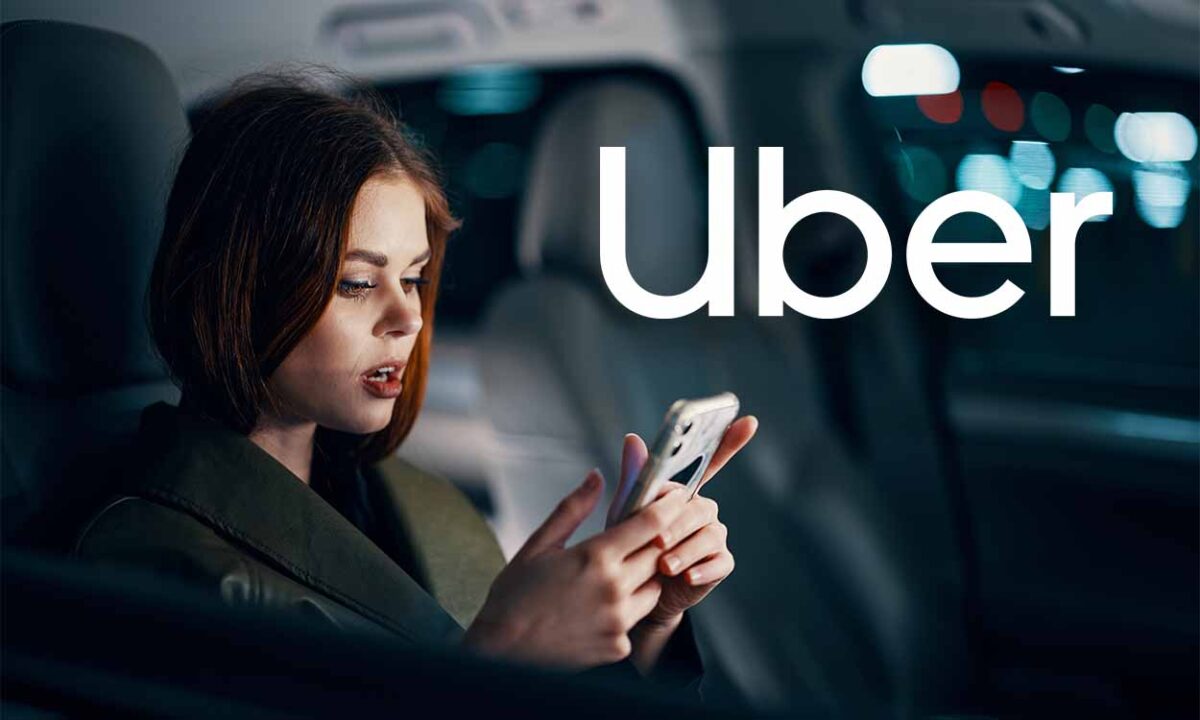 Mulher olhando assustada para o celular dentro de um carro. A palavra "Uber" foi adicionada, ao lado da mulher, via edição