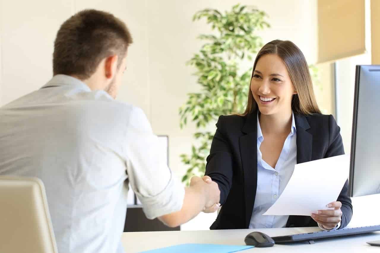Terminou a entrevista de emprego? Veja o que fazer para causar uma boa impressão