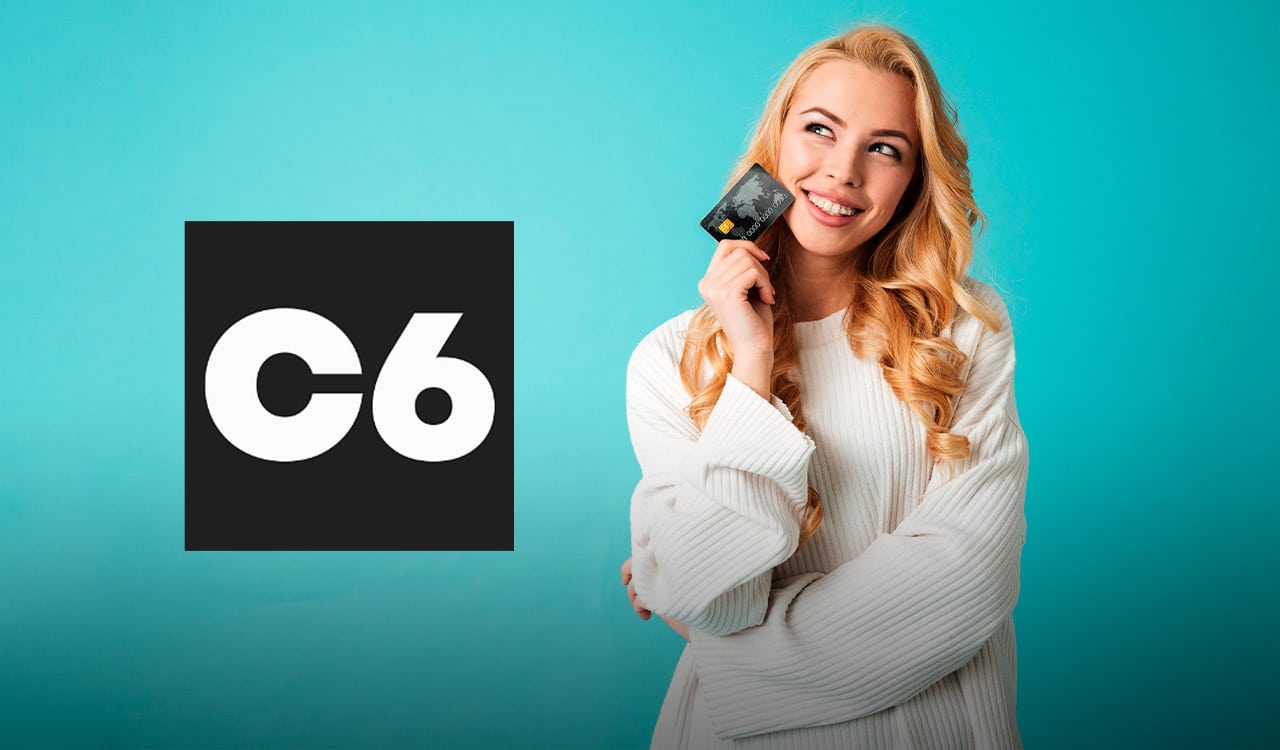 Imagem de uma pessoa sorrindo e segurando um cartão encostado em seu rosto. Ao lado, a logo do C6 Bank, adicionada via edição.