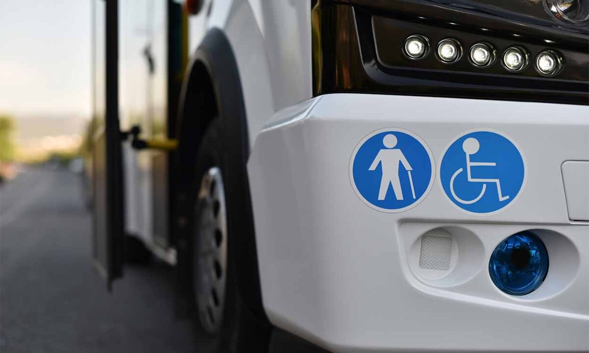 Ônibus branco parado com a porta aberta