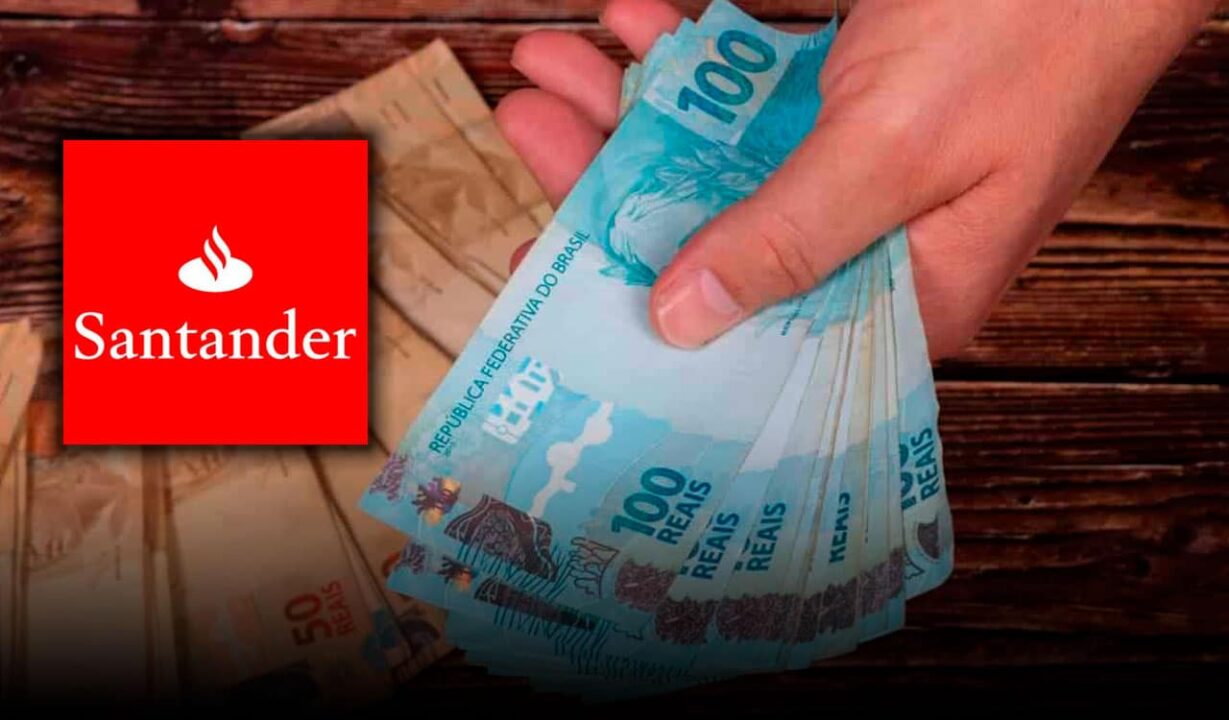 Uma mão segurando diversas notas de 100 reais. A logo do Santander parece no lado esquerdo da imagem