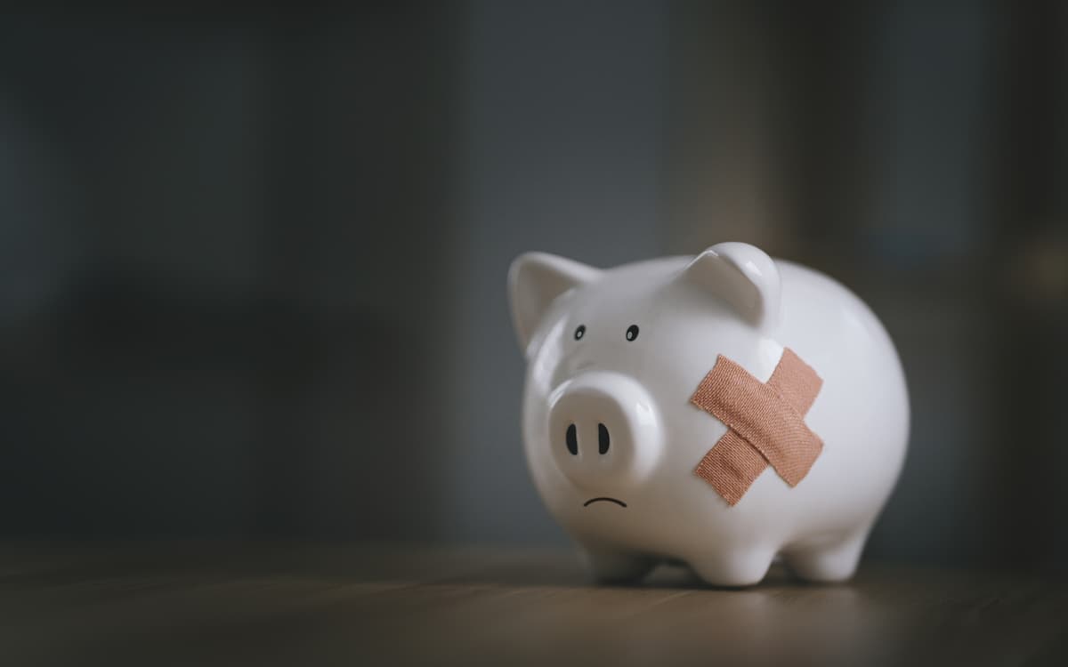 Pesquisa revela que 77% da população de baixa renda no Brasil se considera endividada