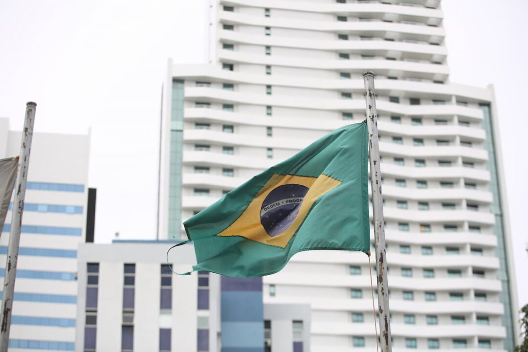 Prédio e bandeira do Brasil