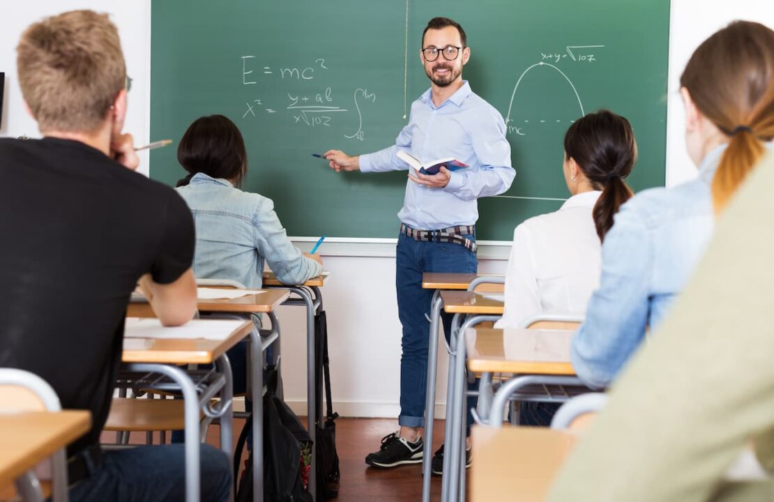 Professor em sala de aula com alunos