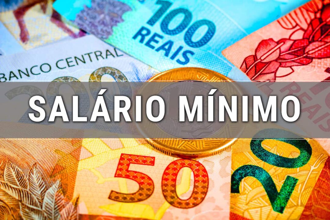 Cédulas de 50,20,100 e 10 reais e uma moeda de um real. No centro, uma faixa escrito "salário mínimo".