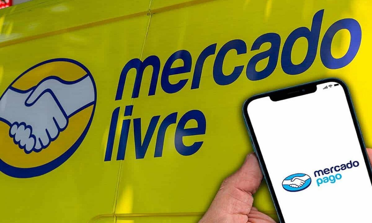 Montagem da lateral de um furgão do Mercado Livre com uma mão segurando um celular com a logo do Mercado Pago na frente