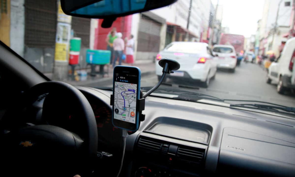 Motorista de aplicativo pelas ruas de uma cidade