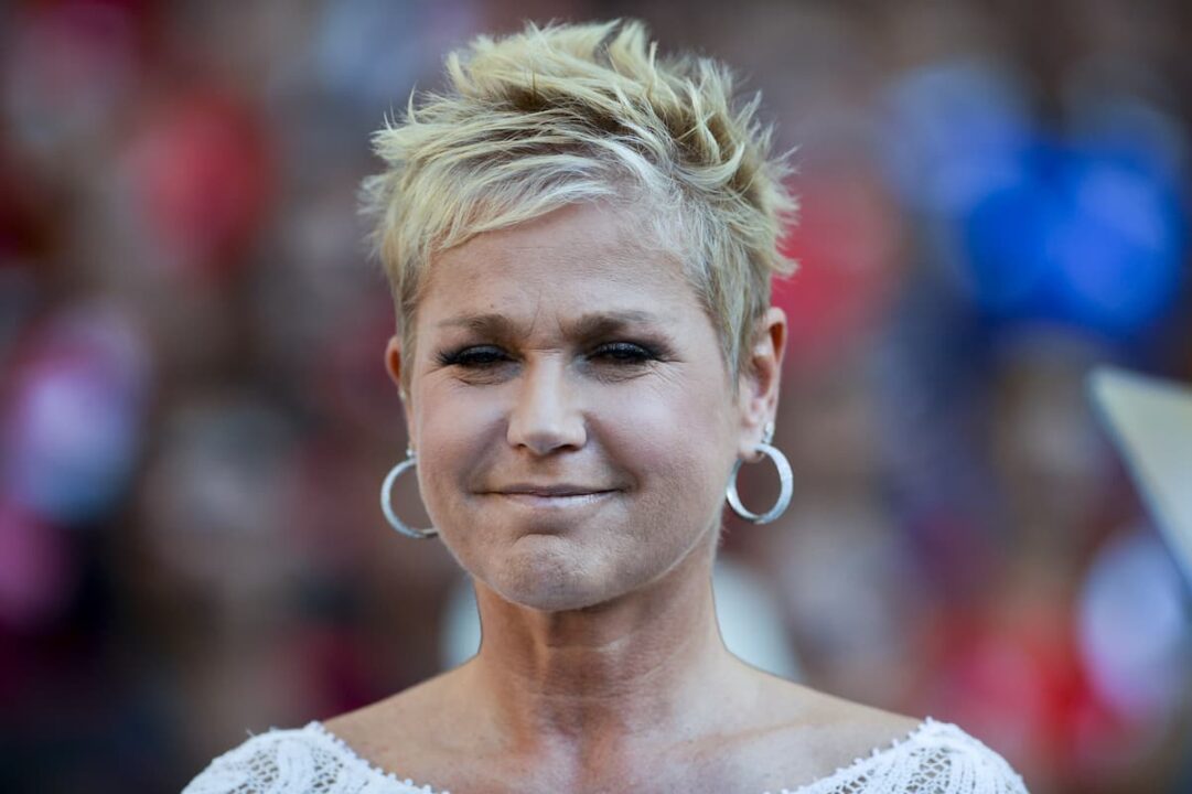 Apresentadora Xuxa Meneghel com fundo em desfoco