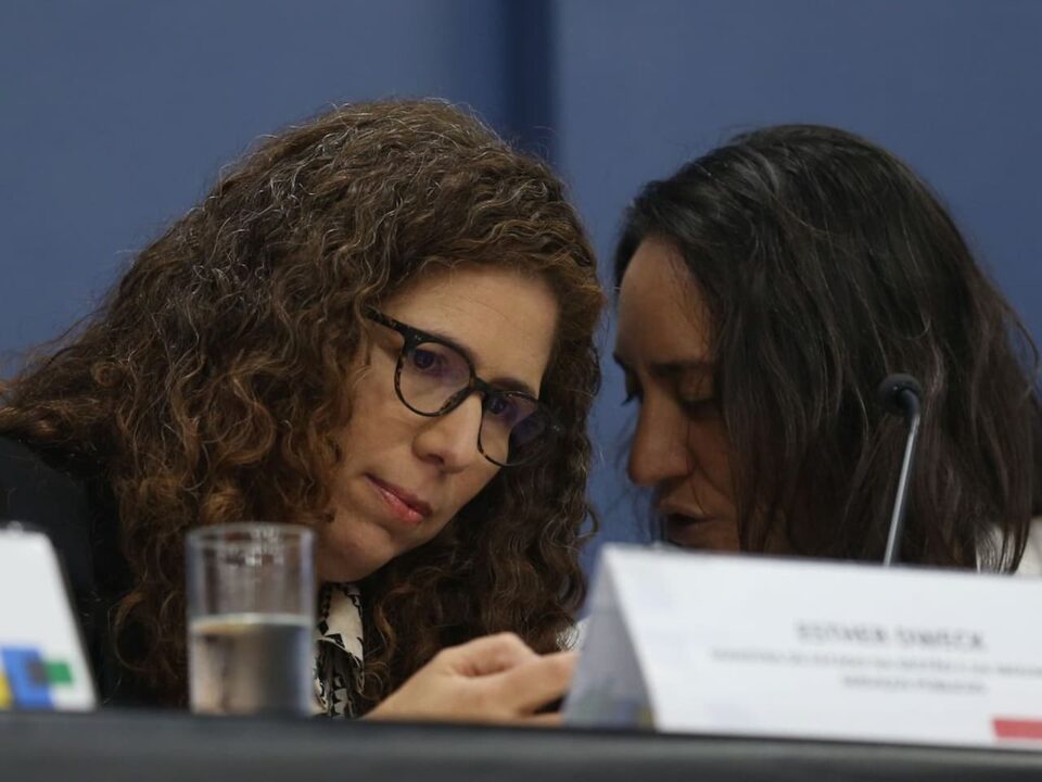 A ministra da Gestão e Inovação em Serviços Públicos, Esther Dweck, conversa com a secretária executiva do MGI, Cristina Kiomi Mori