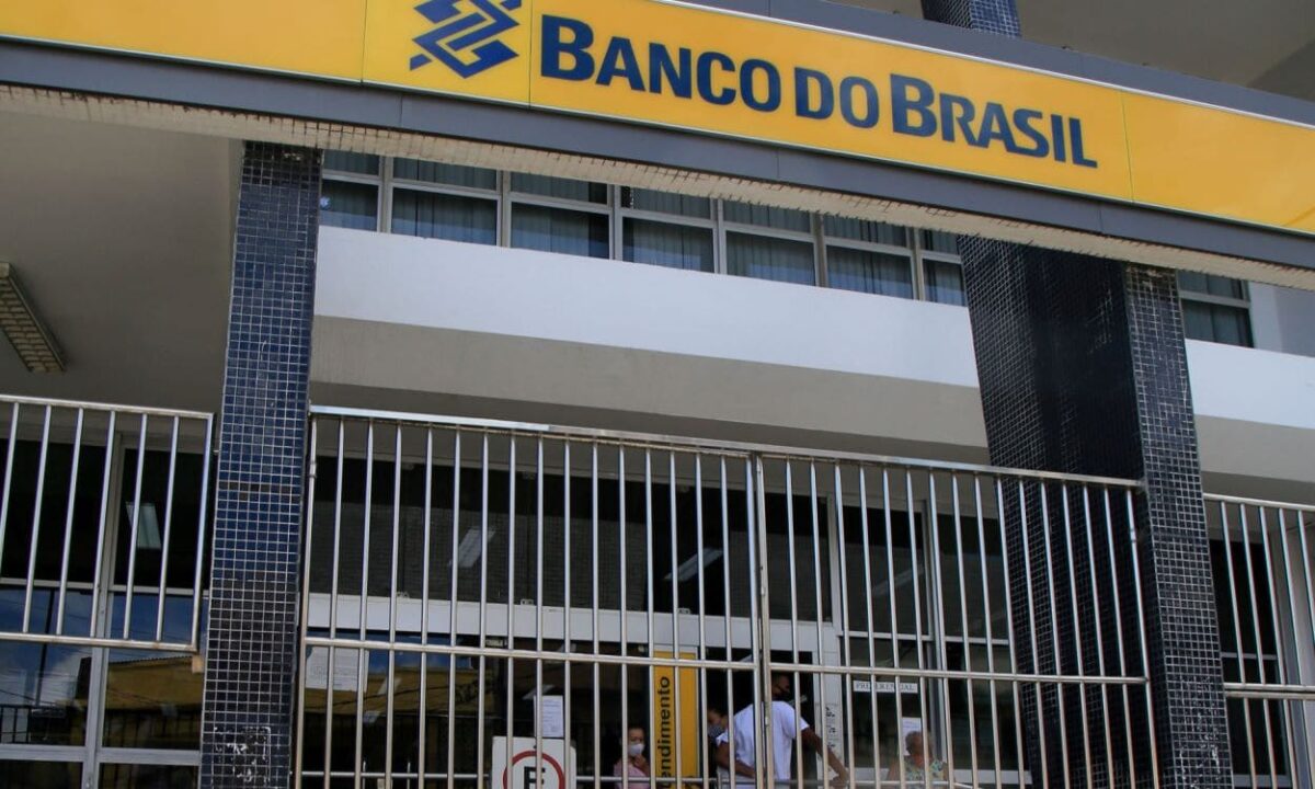 Fachada do Banco do Brasil com o portão fechado