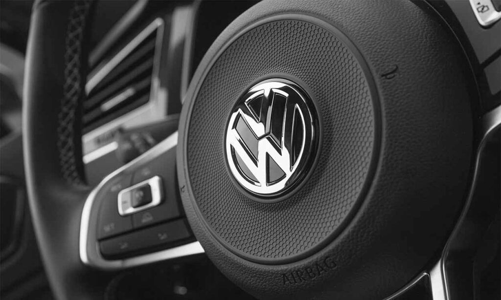 Na imagem, volante de um carro da Volkswagen