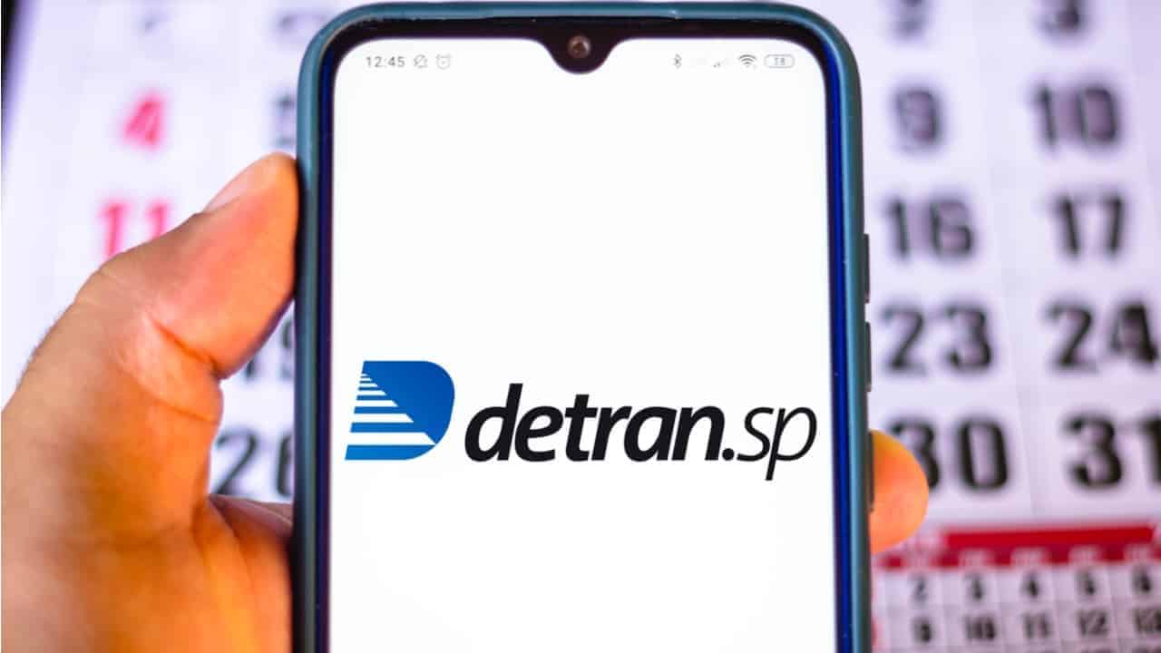 Imagem de celular com página do Detran-SP aberta